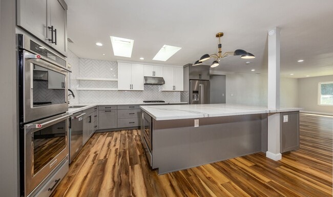 Building Photo - Large, Gorgeous Single Story Pool Home