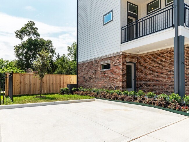 Building Photo - 720 W Donovan St