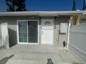 Building Photo - 11367 Reseda Blvd