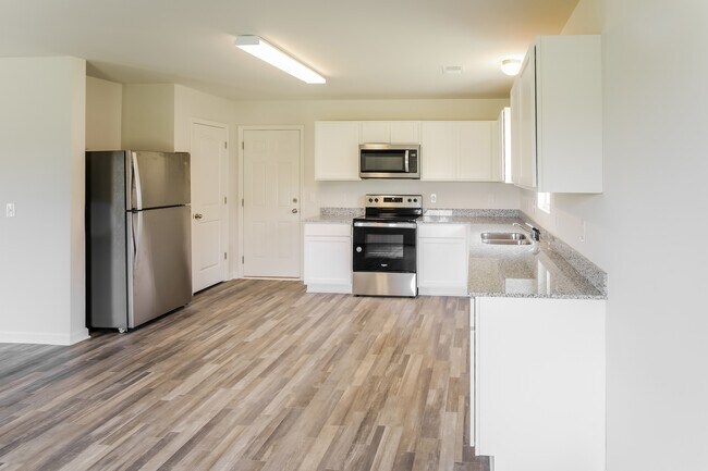 Building Photo - 4112 Lake Russell Dr