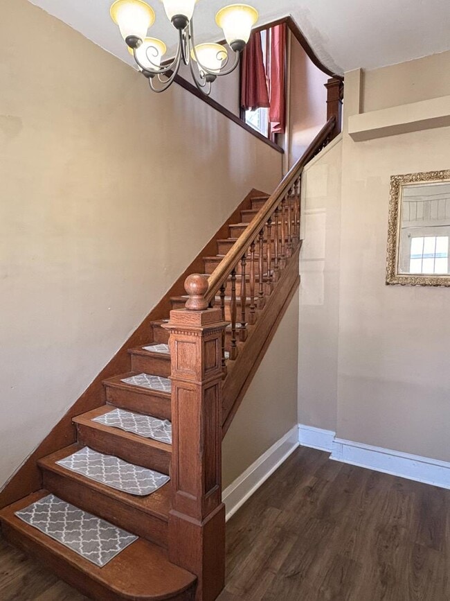 Building Photo - 327 Ash St