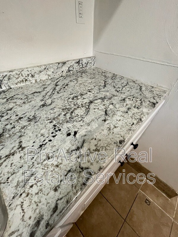 Building Photo - 815 W 34th St