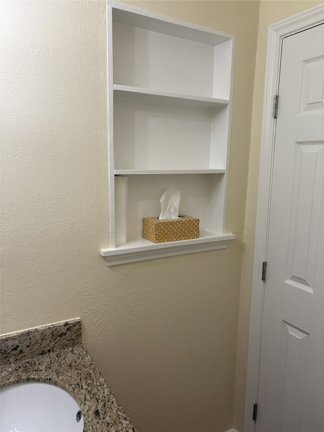 Building Photo - 115 N Shirley St