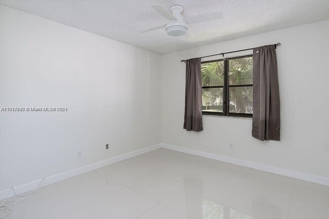 Building Photo - 640 S Park Rd