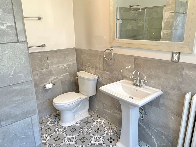 Building Photo - Available Stunning 5-Bedroom, 3-Bath Townhome with High-End Finishes