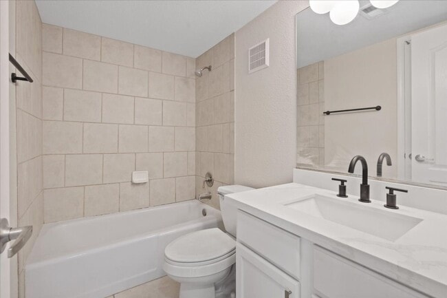 Building Photo - RENOVATED 3BD/2BA LV COUNTRY CLUB GUARD GATED