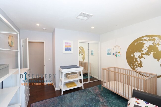 Building Photo - Centrally Located Mid-Century Contemporary Home