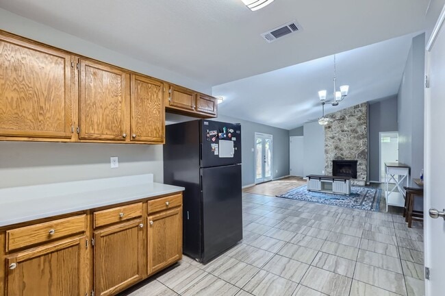 Building Photo - Charming 3/2/2 with Private Fenced Backyard!