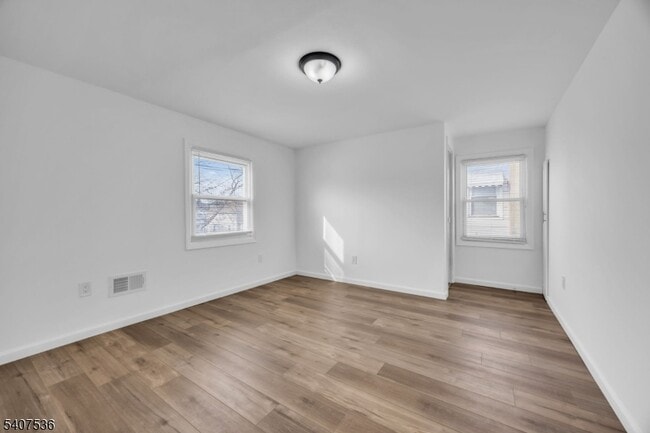 Building Photo - 724 E Scott Ave