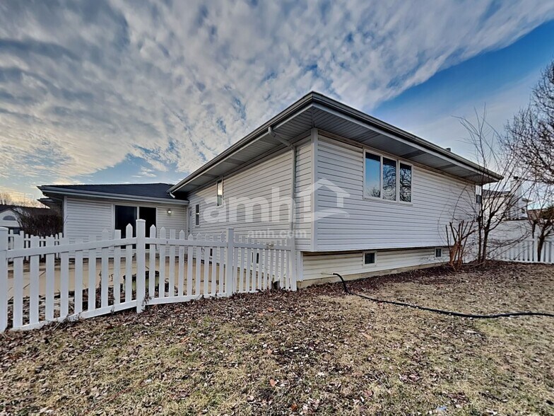 Building Photo - 2012 Primrose Dr