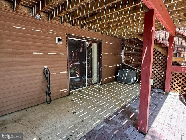 Building Photo - 5545 Doral Dr