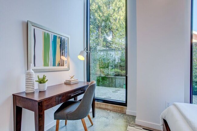 Building Photo - Luxury One Bedroom! Near Salt and Straw an...