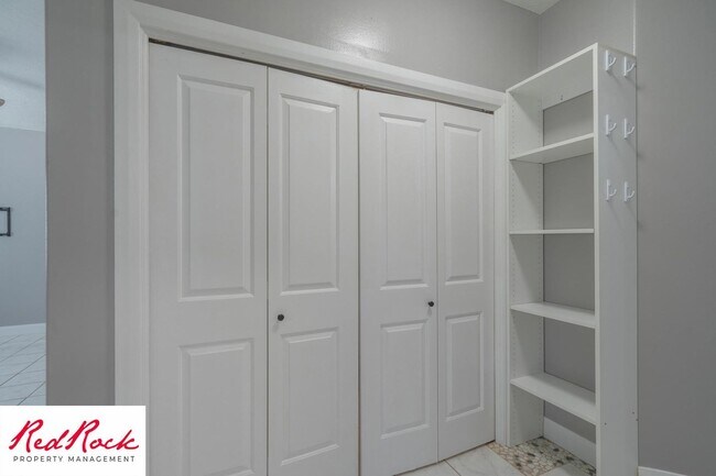 Building Photo - Ground-Level 2 Bedroom Condo. Pet Friendly!