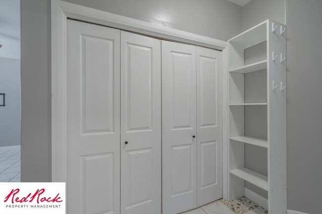Building Photo - Lovely 2 Bedroom Condo. Pet Friendly!