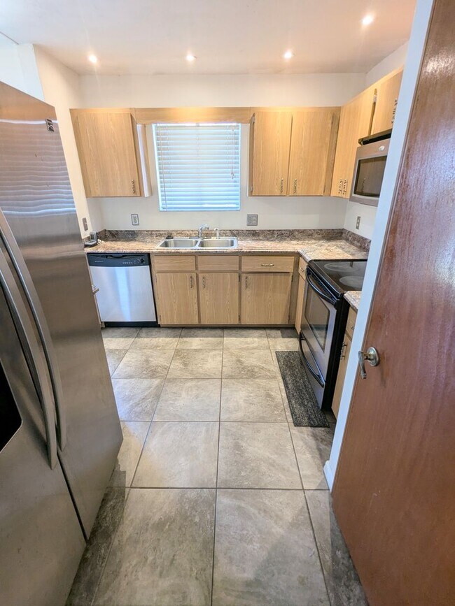 Building Photo - Port Orange 2 bedroom, 2 bathroom, pool and tennis courts