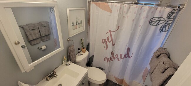 Building Photo - Beautifully Updated Furnished 2 Bed 1 Bath...