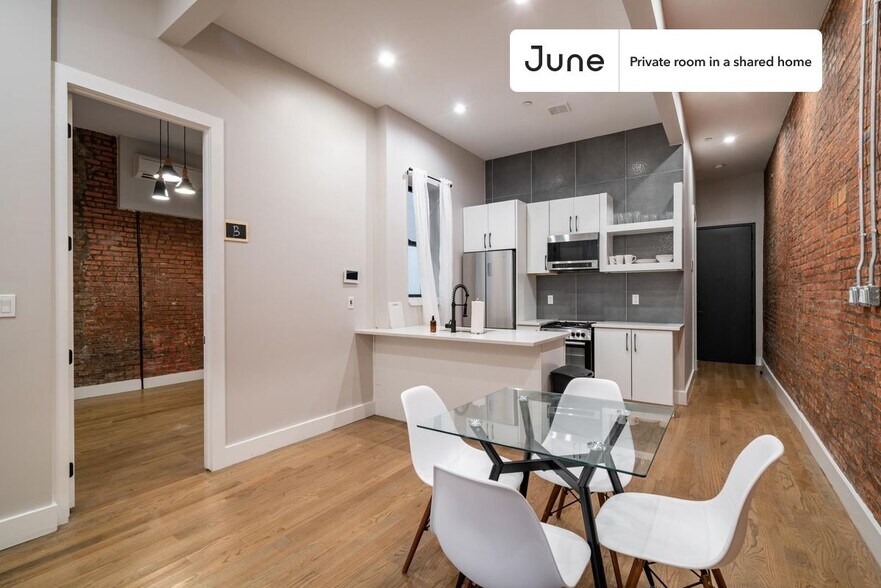 Building Photo - Private bedroom in 6 bed/6.5 bath Home