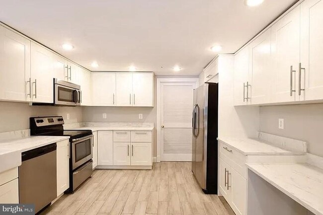 Building Photo - 432 Fortress Way
