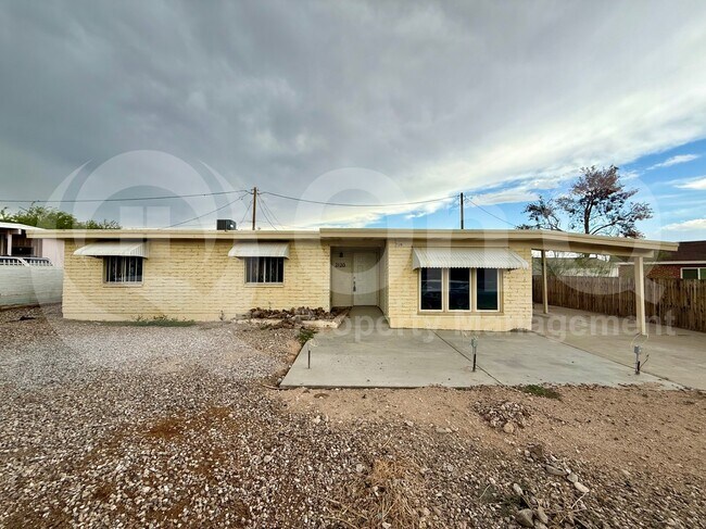 Building Photo - 2120 N 3rd Ave