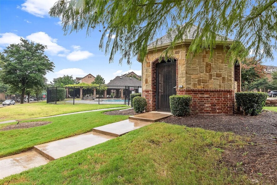 Building Photo - Room in Townhome on Chase Ln