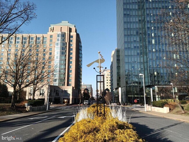 Building Photo - 1891 Crescent Park Dr