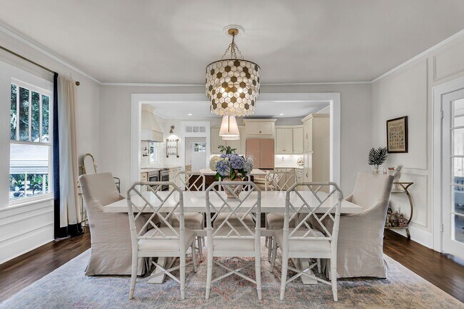 Building Photo - Completely Renovated Charming - 3 bedroom 2 bathroom home - 1108 Bonventure Rd, Savannah GA