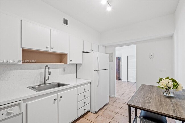 Building Photo - 90 Edgewater Dr