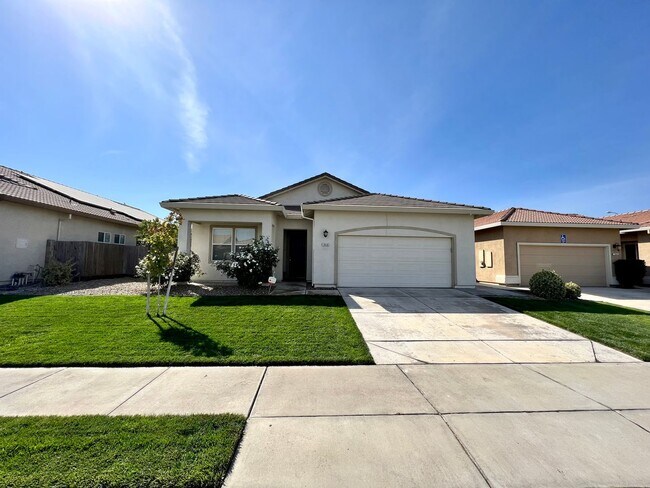 Building Photo - Beautiful 3 Bed, 2 Bath home in highly des...