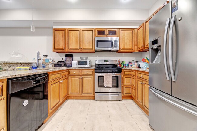 Building Photo - 1346 Kenyon St NW