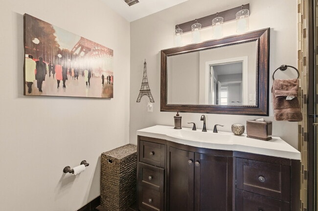 Building Photo - Beautiful 4 Bedroom/3 Bathroom Home in University Hills Area!