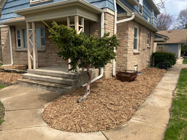 Front - 100 N 80th St