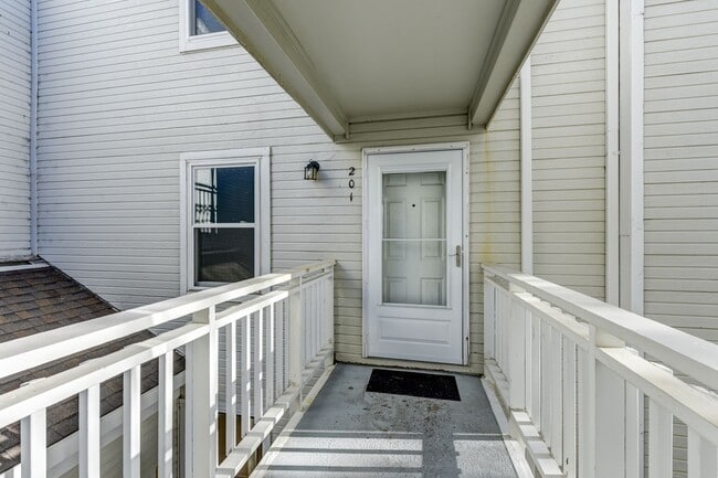 Building Photo - 2 Bedroom 2 Bath End Unit Condo with covered parking!