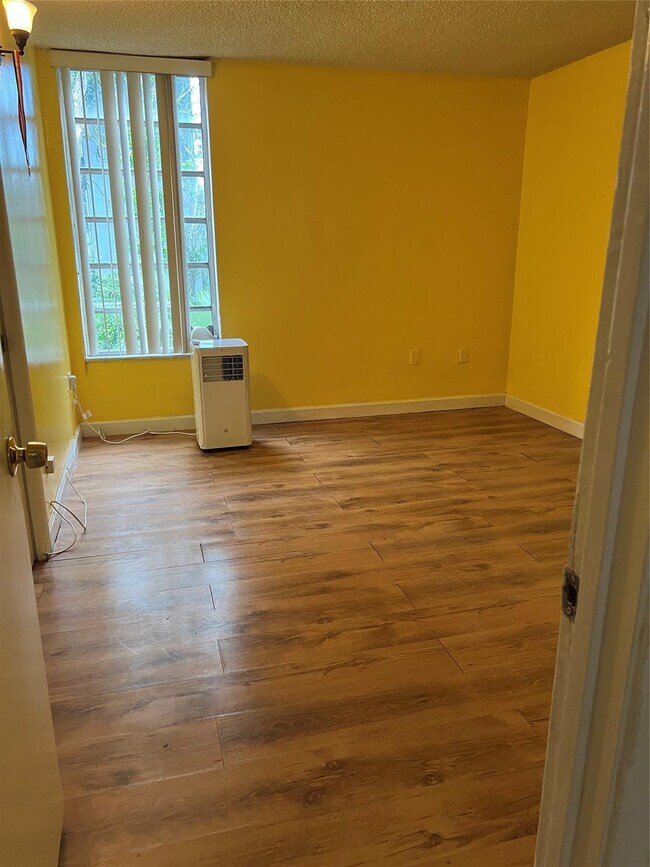 Building Photo - 8810 Fontainebleau Blvd