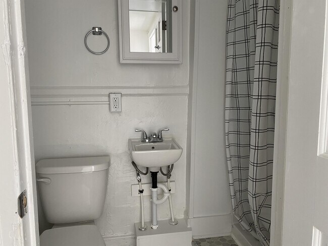 Building Photo - 28 E Maple St