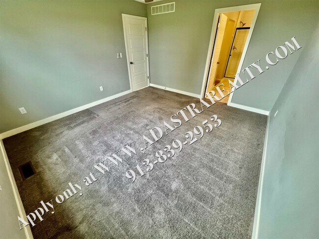 Building Photo - Beautiful Like New 4 Bed 4 Bath Home in Overland Park-Available NOW!!