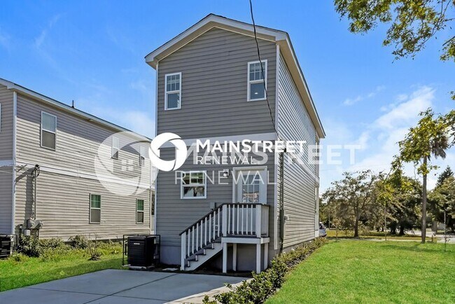 Building Photo - 2 Bedroom Pet-Friendly Home in St. Petersb...