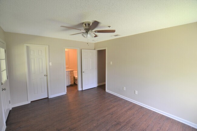 Building Photo - Charming 3 bedroom Duplex Conveniently Loc...