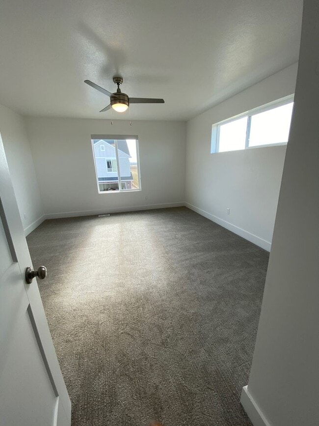 Building Photo - Beautiful 3 Bed, 2.5 Town Home! Available ...