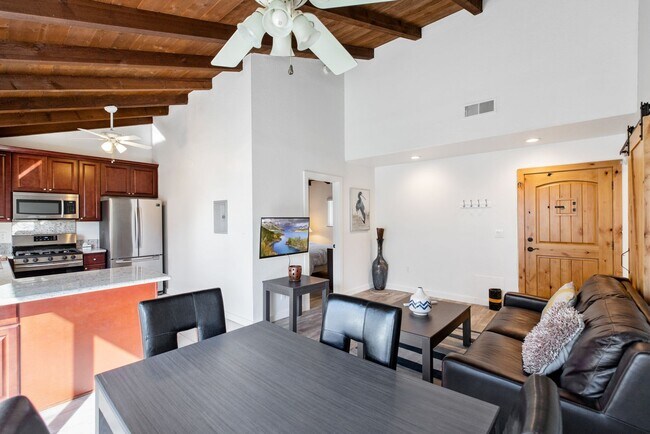 Building Photo - Highly Upgraded, Top Floor Condo in Huntin...
