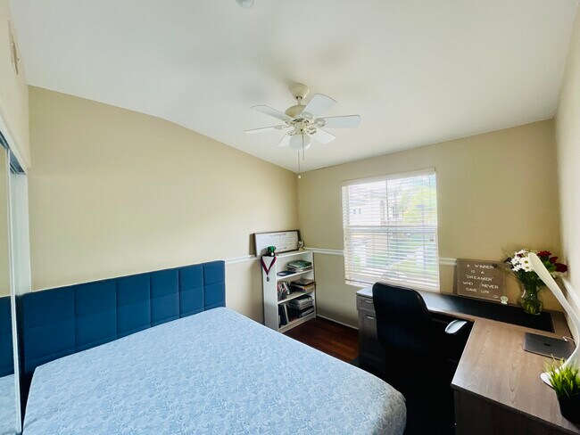 Building Photo - 3201 Aspen Grv