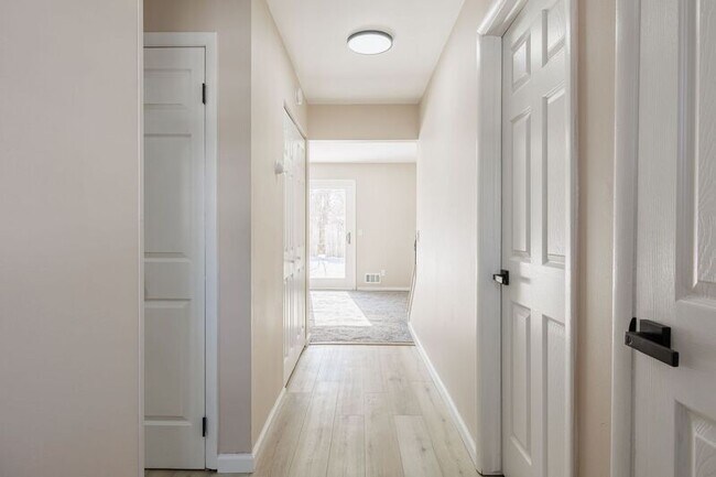 Building Photo - 14 Elm St