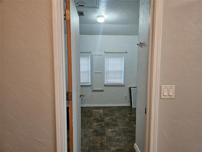 Building Photo - 1112 Jet Dr