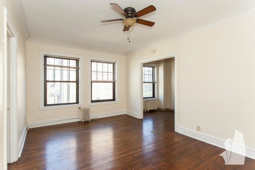 Building Photo - 540 W Briar Pl