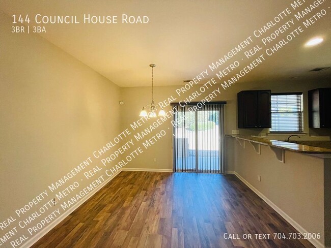 Building Photo - Beautiful Townhome in Catawba Village