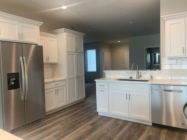 Building Photo - Walkout ranch townhome with 2 stall garage. Spacious 2 bedrooms with walk in closets, 2.5 bathroo...