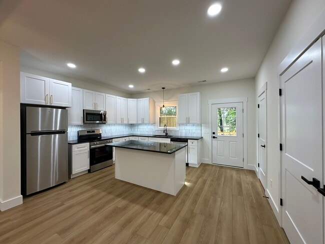 Building Photo - Gorgeous townhome on Candlers Mt! Close to LU.