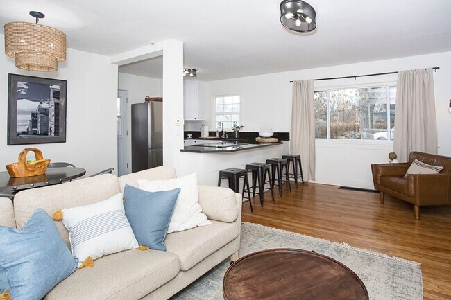 Building Photo - A Turnkey 4 Bed 2 Bath Furnished Retreat