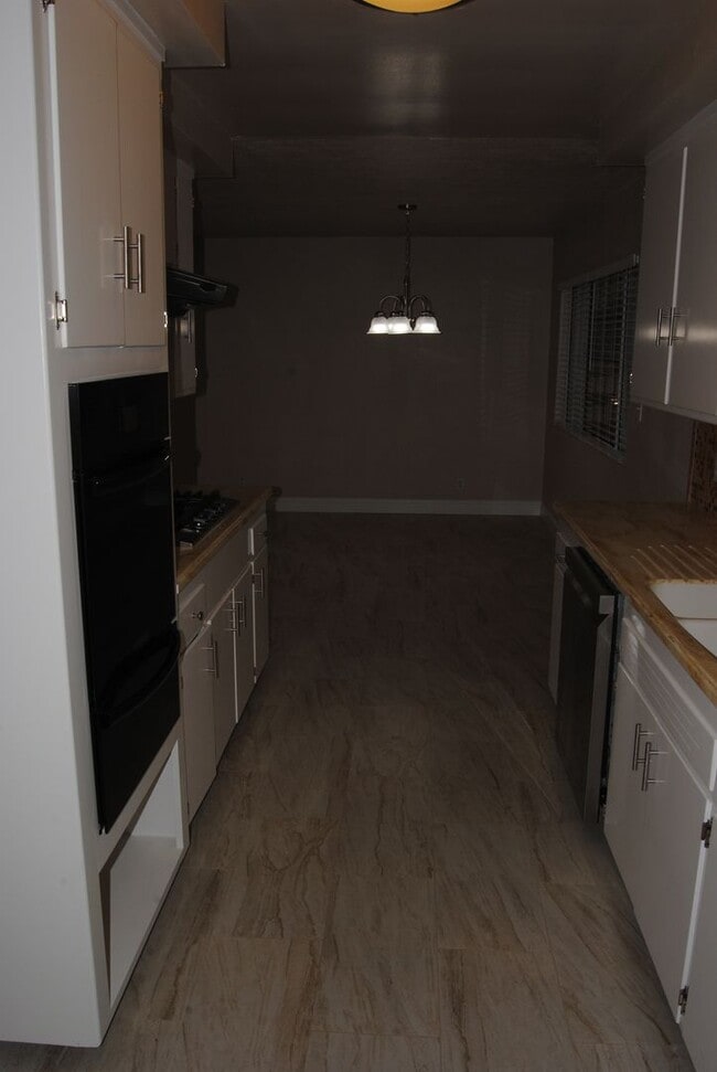 Building Photo - 8817 Butternut Ave