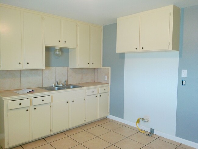 Building Photo - 4330 Spring St