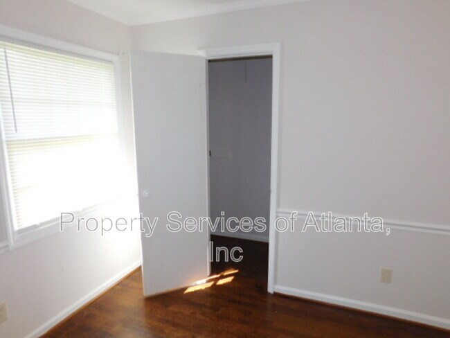 Building Photo - 879 Forest Ridge Dr SE